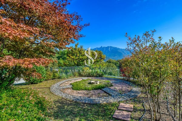 Villa contemporanea con giardino e potenziale di sviluppo copia 5