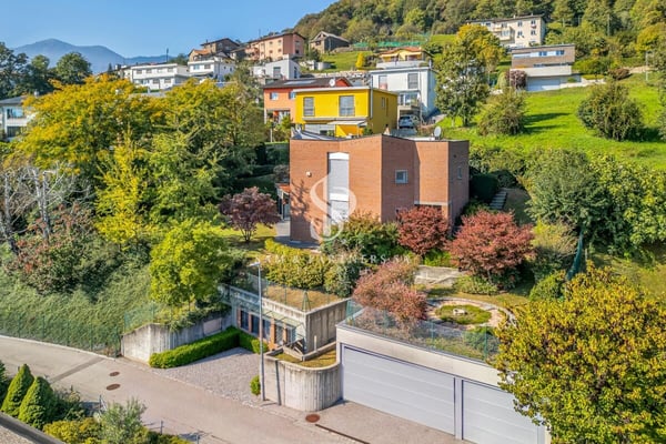 Villa contemporanea con giardino e potenziale di sviluppo copia