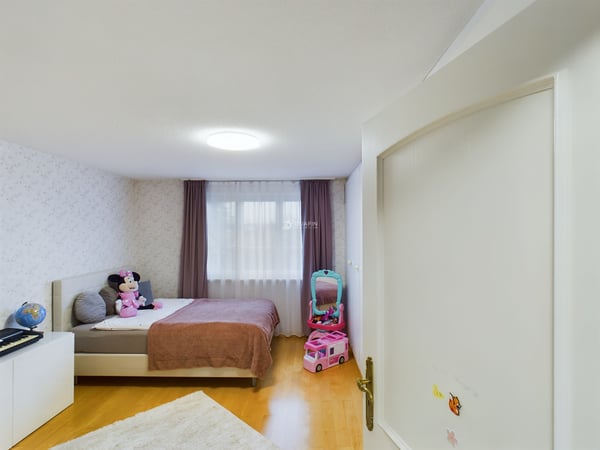8.5-Zi.-Villa mit Pool & Einliegerwohnu…