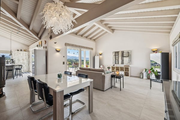 Villa en bordure de zone agricole avec vaste jardin et vue dégagée 3