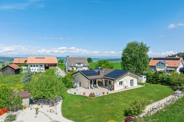 Villa en bordure de zone agricole avec vaste jardin et vue dégagée 2