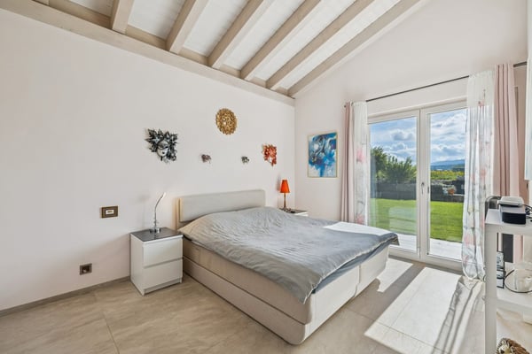 Villa en bordure de zone agricole avec vaste jardin et vue dégagée 8