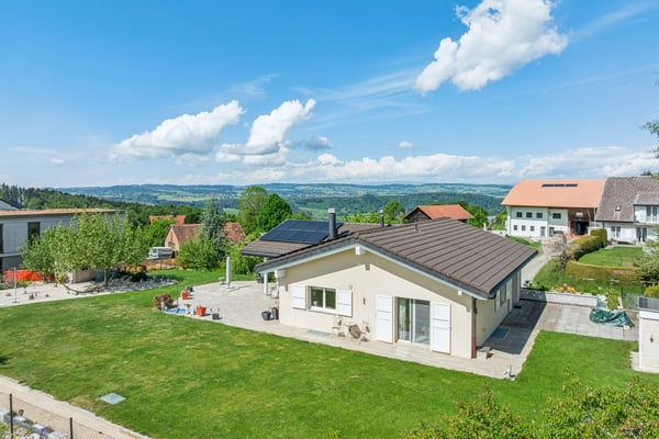 Villa en bordure de zone agricole avec vaste jardin et vue dégagée 4