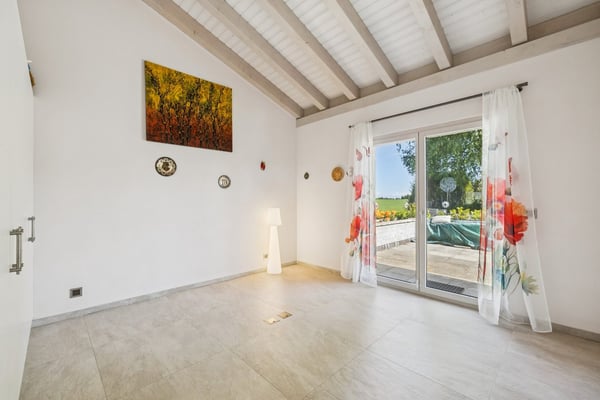 Villa en bordure de zone agricole avec vaste jardin et vue dégagée 7