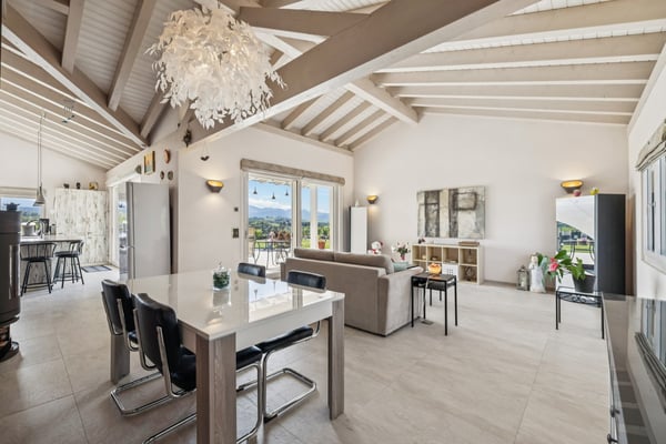 Villa en bordure de zone agricole avec vaste jardin et vue dégagée 3