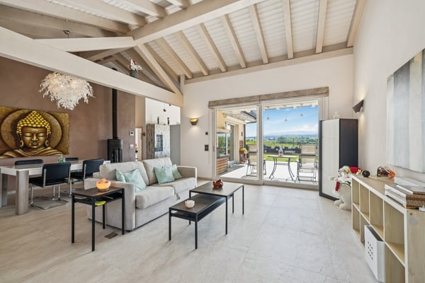 Villa en bordure de zone agricole avec vaste jardin et vue dégagée 5