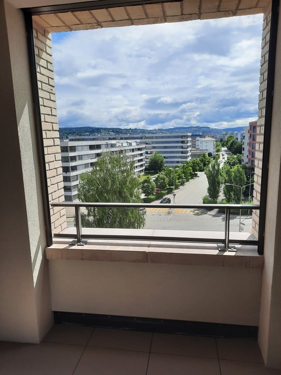 stilvolle 2.5-Zimmerwohnung im 13. OG mit Aussicht 4