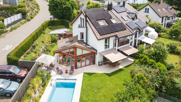 Grosszügiges 6.5-Zimmer-Haus mit Pool in Remetschwil 1