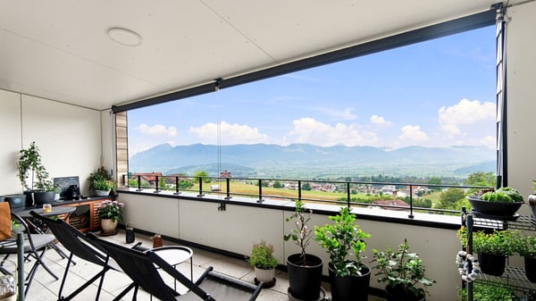 Moderne 4.5 Zimmer Dachwohnung mit spektakulärer Aussicht in Uetlib...