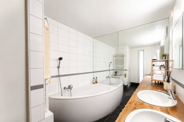 Grosszügige 5.5-Zimmer-Dachmaisonette unter CHF 1 Mio. in naturnaher L 6