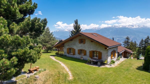 Authentique chalet avec vue sur les montagnes et grand terrain - Mayens-de-la-Zour / Savièse 1