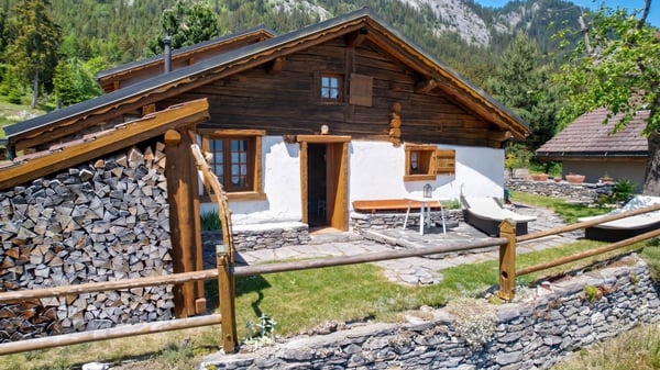 Authentique chalet avec vue sur les montagnes et grand terrain - Mayens-de-la-Zour / Savièse 3