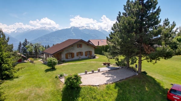 Authentique chalet avec vue sur les montagnes et grand terrain - Mayens-de-la-Zour / Savièse 2