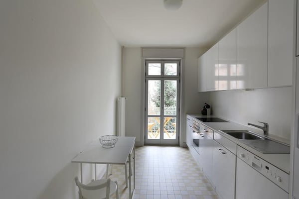 Stilvolle möblierte 4-Zimmerwohnung mit Balkon 3
