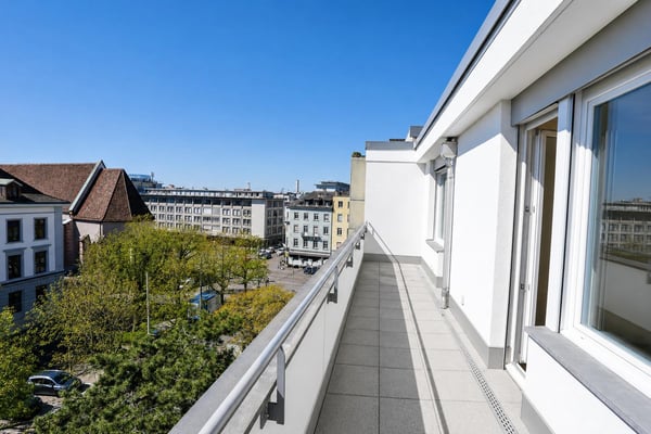 Moderne 3-Zimmer-Dachwohnung mit zwei Dachterrassen an zentraler Lage in Basel 8
