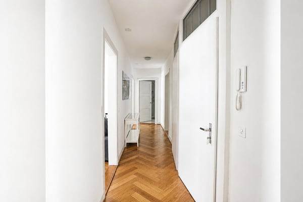 Charmante möblierte 4-Zimmer-Altbauwohnung mit Balkon 4