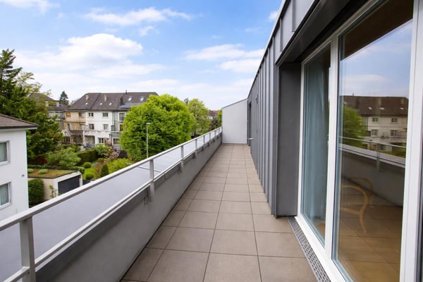 Lichtdurchflutete 3.5-Zimmer-Dachwohnung mit zwei Dachterrassen im Paulus-Quartier 7
