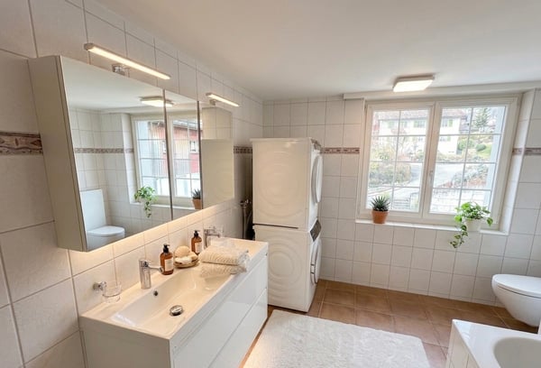 Neu renoviertes Bauernhaus mit 6.5 Zimmern und grosszügigem Garten 8