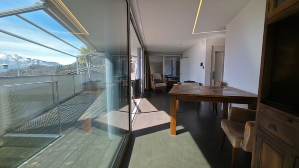 Zeitgenössische Liegenschaft mit Garage, Innenlift und spektakulärer 180°-Panoramasicht 17
