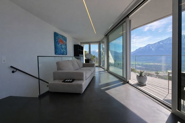 Zeitgenössische Liegenschaft mit Garage, Innenlift und spektakulärer 180°-Panoramasicht 10