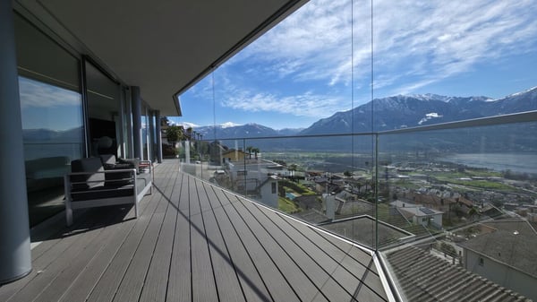 Zeitgenössische Liegenschaft mit Garage, Innenlift und spektakulärer 180°-Panoramasicht 11