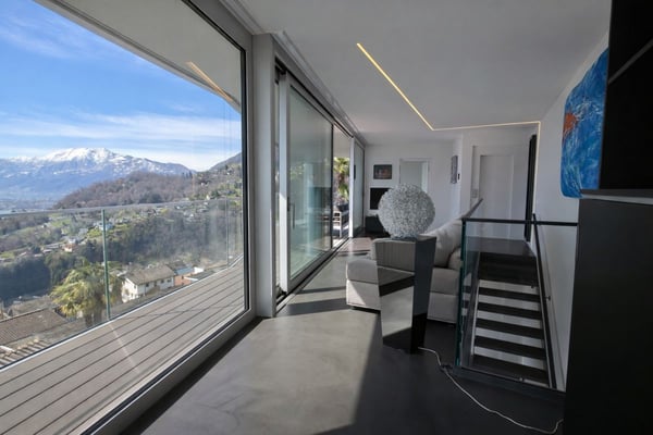 Zeitgenössische Liegenschaft mit Garage, Innenlift und spektakulärer 180°-Panoramasicht 9