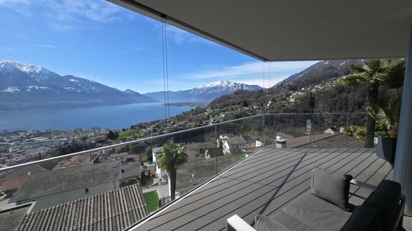 Zeitgenössische Liegenschaft mit Garage, Innenlift und spektakulärer 180°-Panoramasicht 12