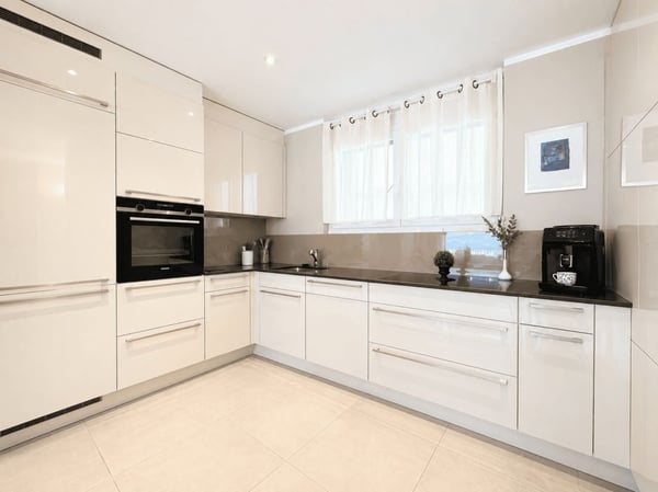 Moderne 3.5-Zimmer-Wohnung mit herrlichem Seeblick und 2 Tiefgaragenplätzen 4
