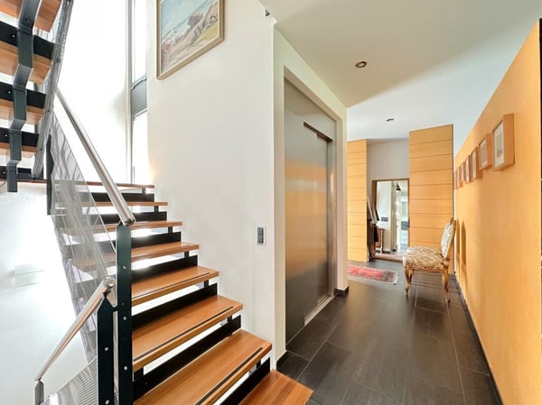 Hochwertiges Einfamilienhaus mit Sauna, Innenpool und Aufzug 2