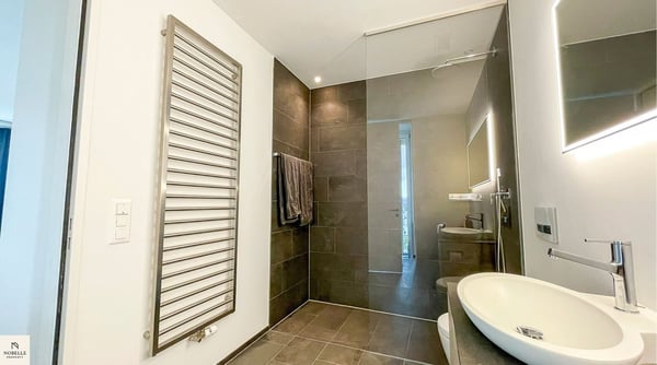 Moderne 4.5-Zimmer-Wohnung im 13. Stock mit atemberaubendem Stadtblick – Glattpark, Zürich 17