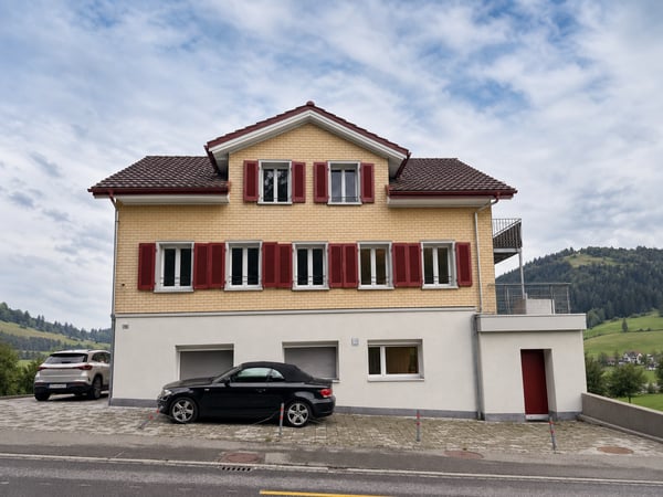 4-Zimmer-Wohnung mit Gewerbepotenzial, zwei Zugängen und Aussenparkplatz – Bezug ab 01.12.2026 1