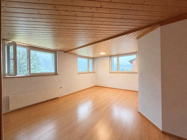 4-Zimmer-Wohnung mit Gewerbepotenzial, zwei Zugängen und Aussenparkplatz – Bezug ab 01.12.2026 2