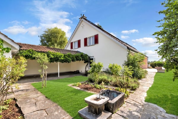 Grosszügiges Wohnen mit unverbaubarem Weitblick - Familienresidenz mit Pool in Frauenkappelen 2