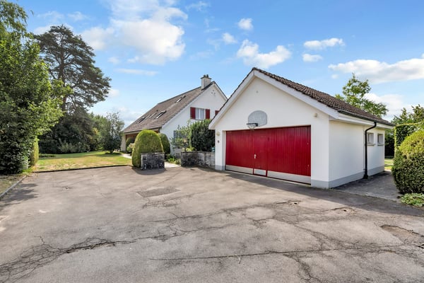 Grosszügiges Wohnen mit unverbaubarem Weitblick - Familienresidenz mit Pool in Frauenkappelen 12