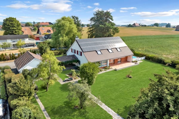 Grosszügiges Wohnen mit unverbaubarem Weitblick - Familienresidenz mit Pool in Frauenkappelen
