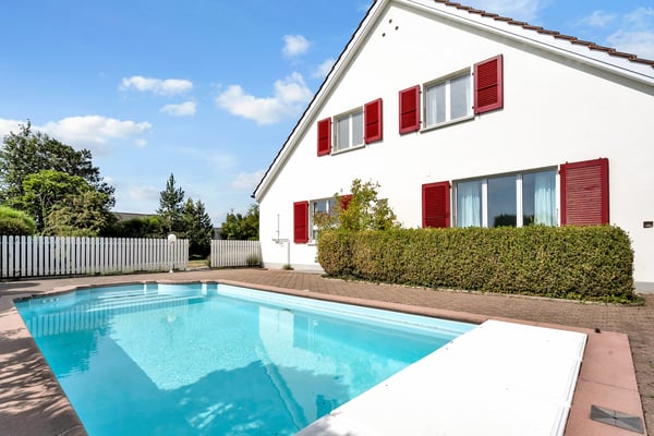 Grosszügiges Wohnen mit unverbaubarem Weitblick - Familienresidenz mit Pool in Frauenkappelen 3