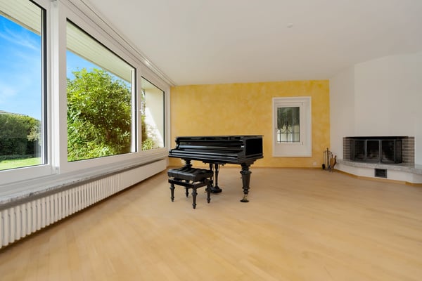 Grosszügiges Wohnen mit unverbaubarem Weitblick - Familienresidenz mit Pool in Frauenkappelen 6