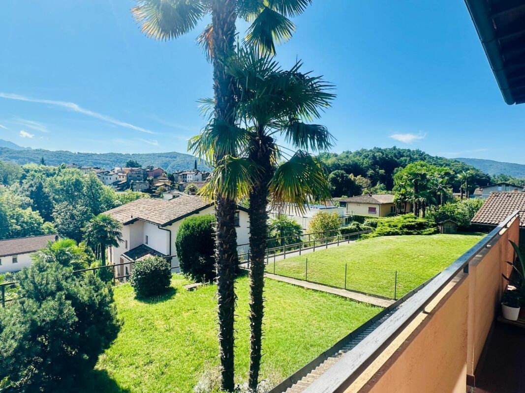 AGNO · CASA BIFAMILIARE CON GIARDINO IN ZONA RESIDENZIALE