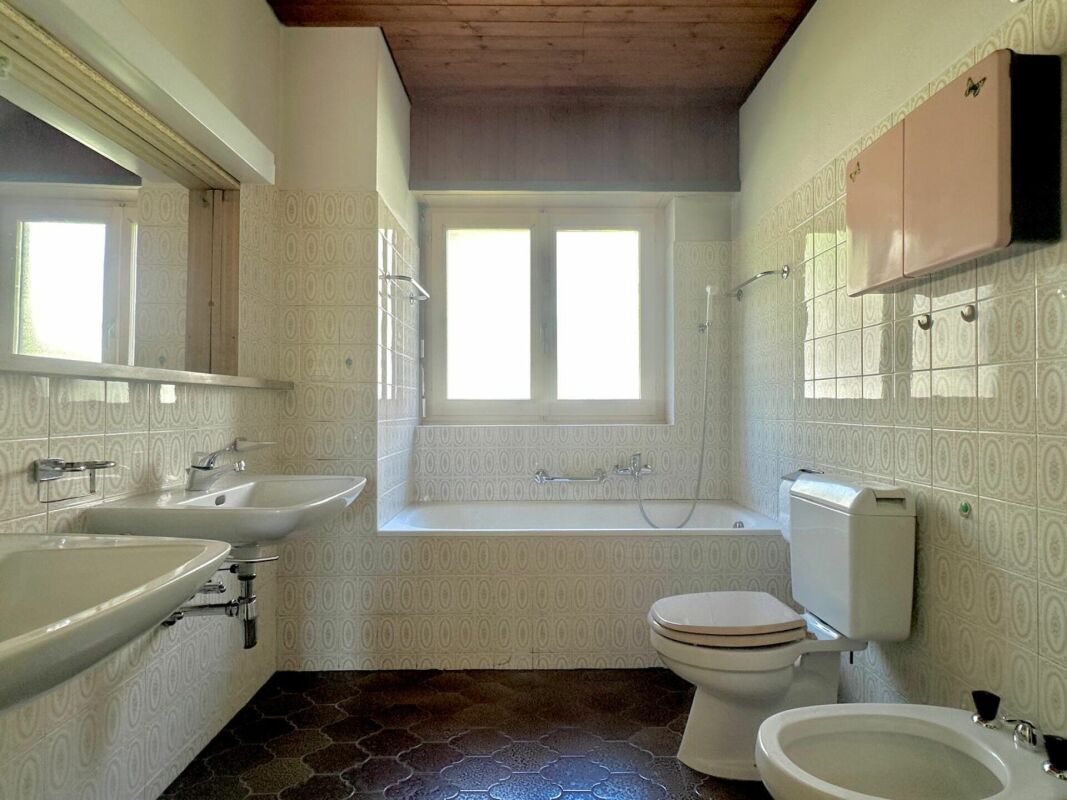 AGNO · CASA BIFAMILIARE CON GIARDINO IN ZONA RESIDENZIALE