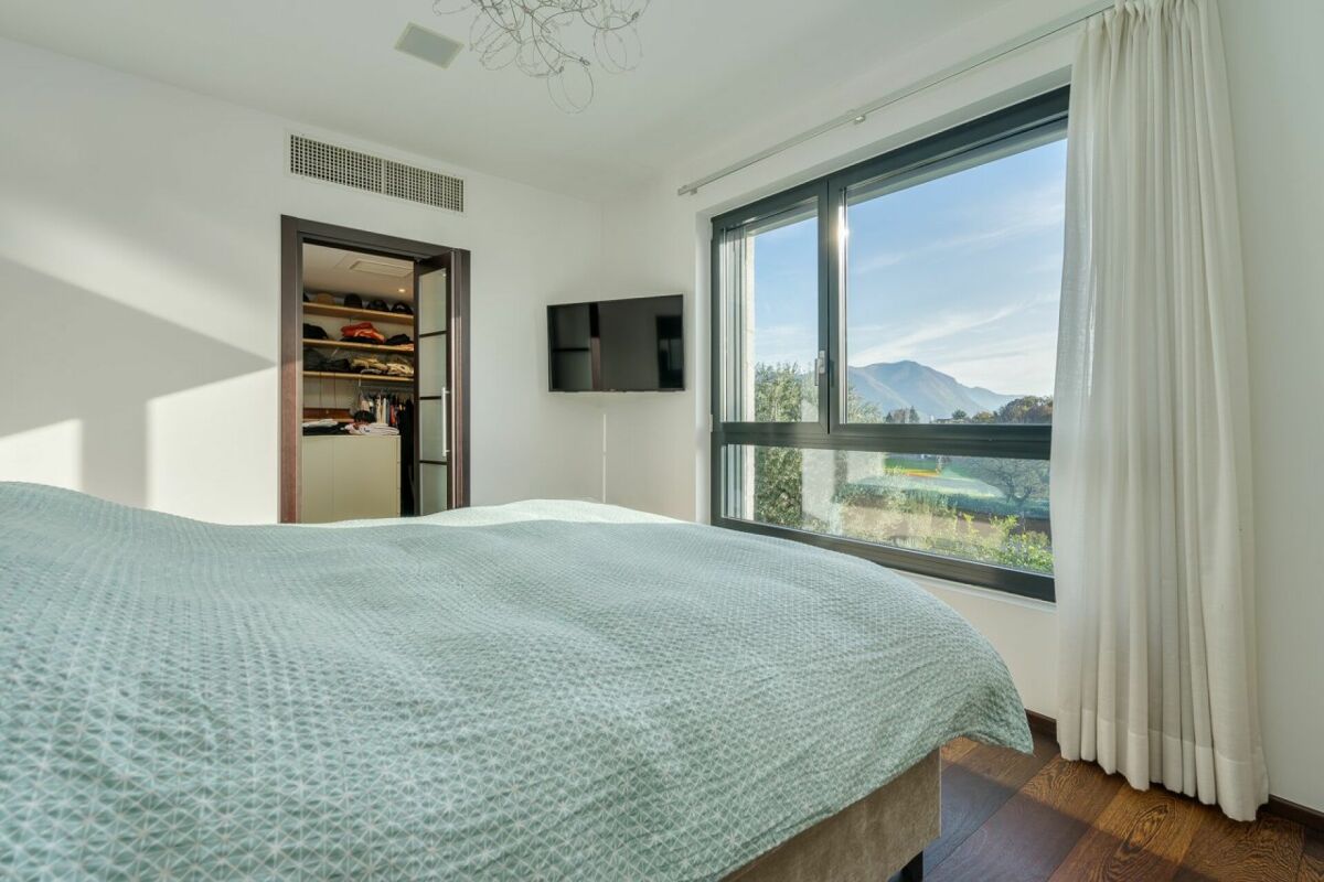 COMANO · MODERNA VILLA CON PISCINA E DOMOTICA AVANZATA