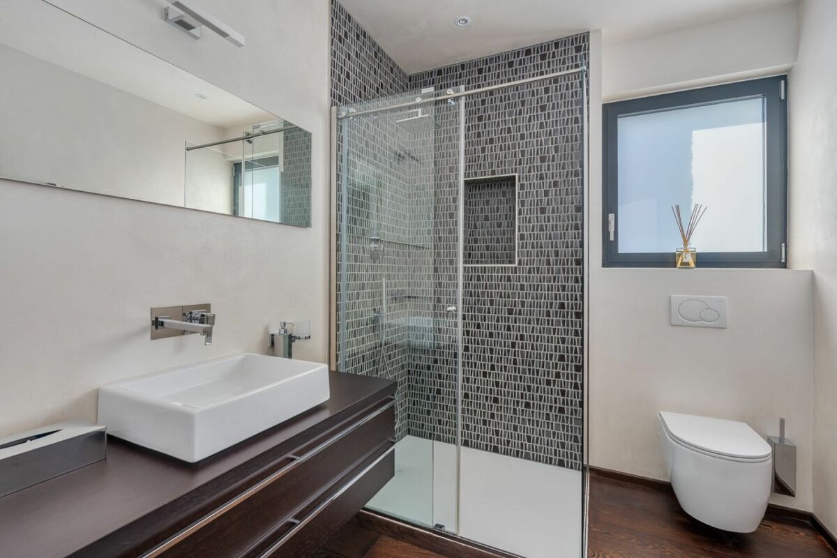 COMANO · MODERNA VILLA CON PISCINA E DOMOTICA AVANZATA