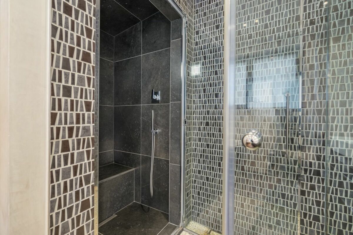 COMANO · MODERNA VILLA CON PISCINA E DOMOTICA AVANZATA