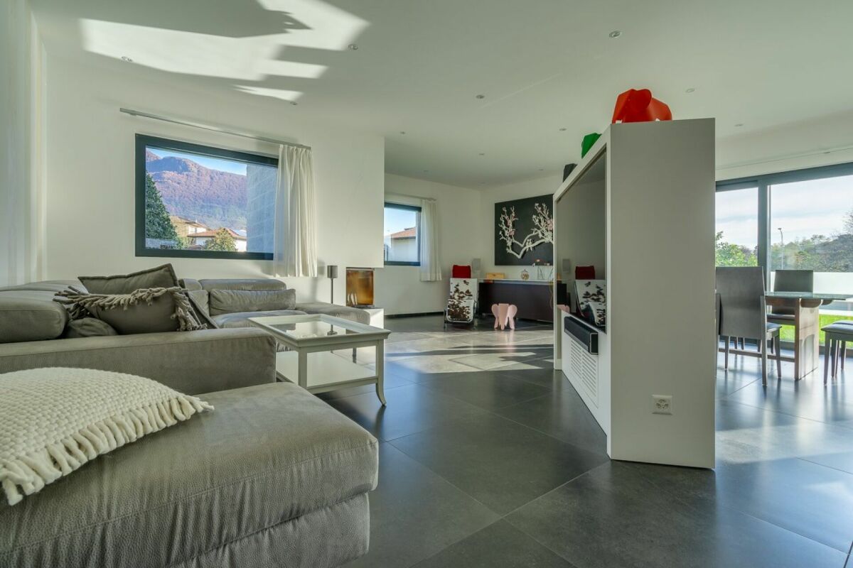 COMANO · MODERNA VILLA CON PISCINA E DOMOTICA AVANZATA