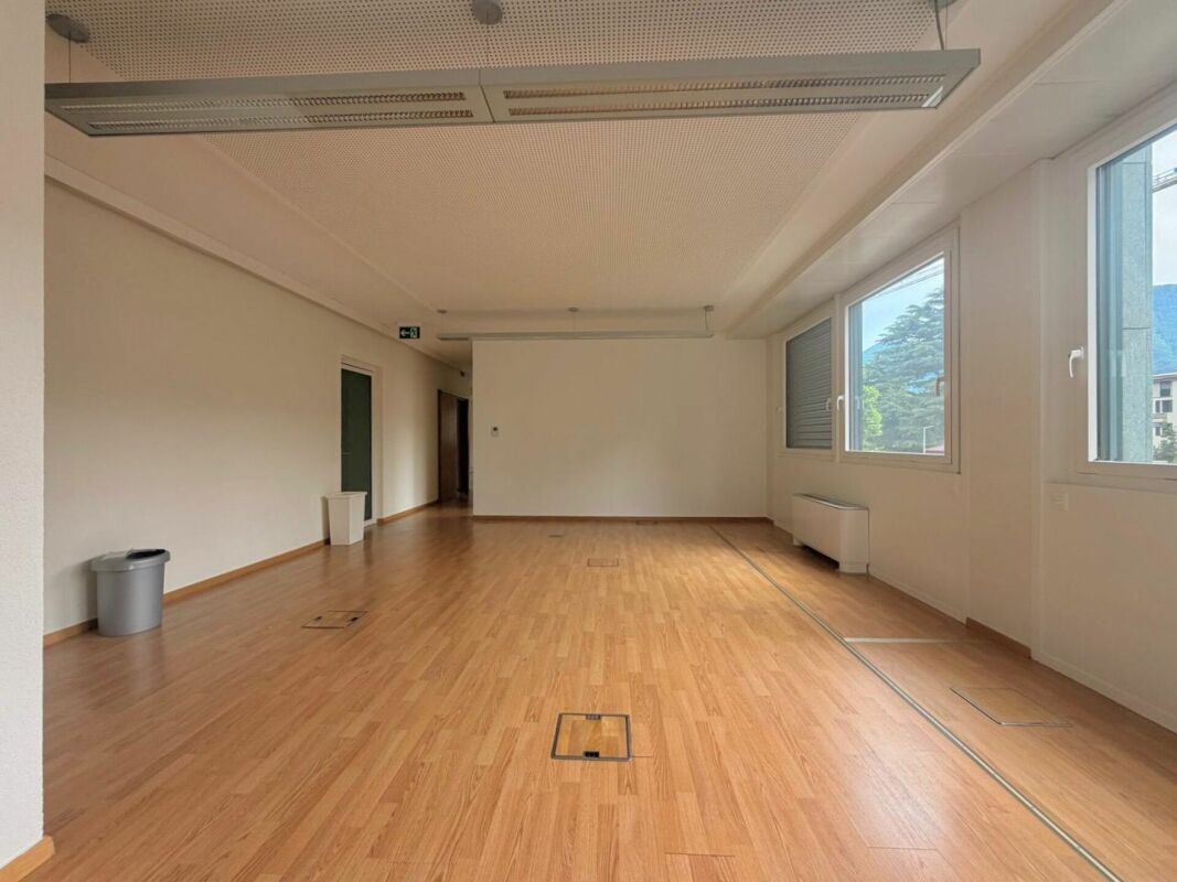 LUGANO · UFFICIO MODERNO CON CUCINA E BAGNO DISABILI · DISPONIBILE DA SUBITO