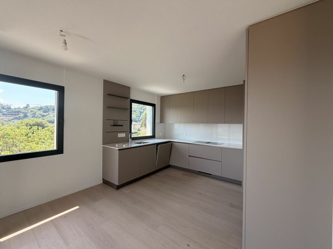 CANOBBIO - FULLY RENOVATED 4.5-ROOM PENTHOUSE WITH LAKE VIEW, TECHNOLOGY AND COMFORT