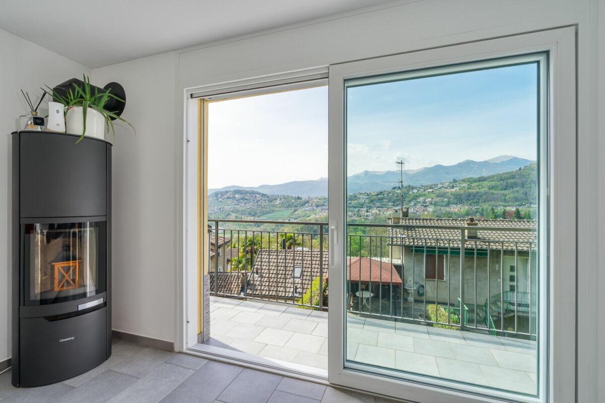DAVESCO · CASA MODERNA CON GIARDINO E VISTA APERTA SUL LAGO DI LUGANO