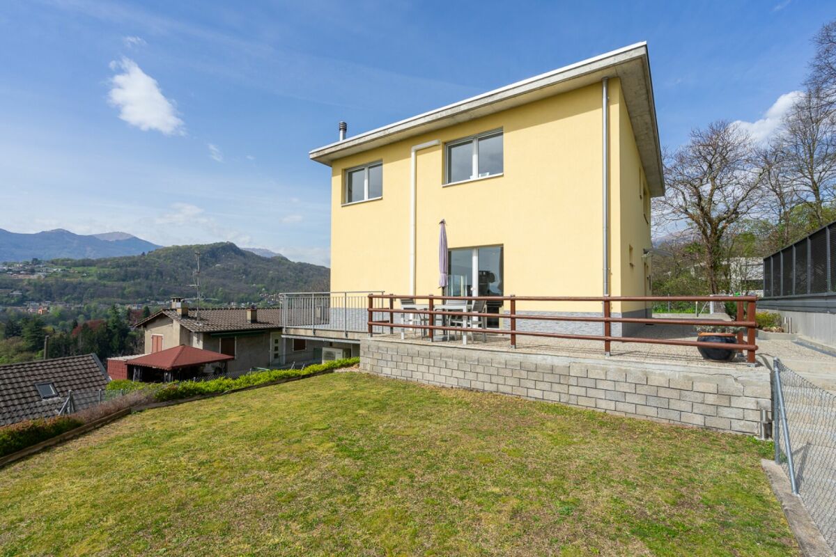 DAVESCO · CASA MODERNA CON GIARDINO E VISTA APERTA SUL LAGO DI LUGANO