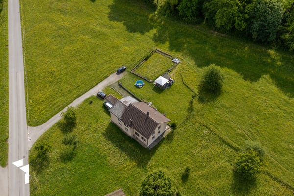 Idyllisch gelegenes Zwei-Generationen-Haus 13