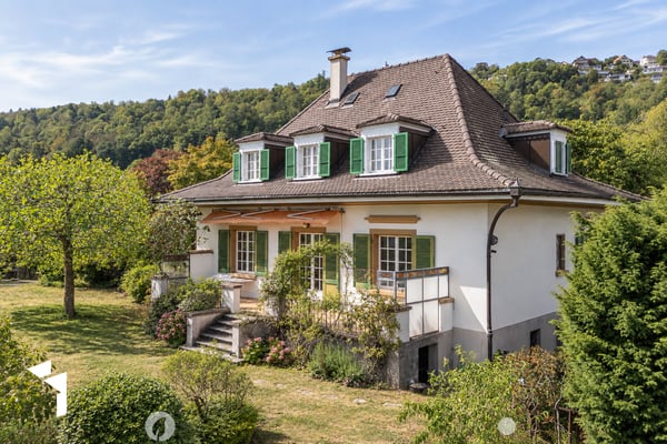 Fehr Immobilien - Grosszügige 7.5-Zimmer-Villa mit Panoramasicht 1