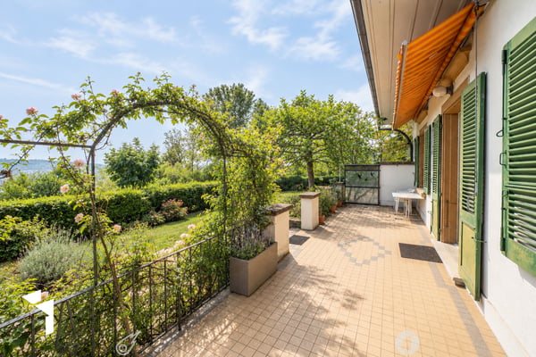Fehr Immobilien - Grosszügige 7.5-Zimmer-Villa mit Panoramasicht 2